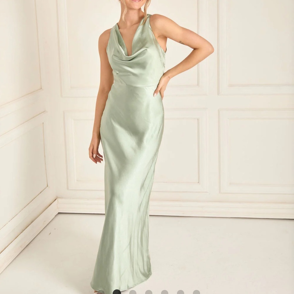Ordered for a bridesmaid and didn’t fit her, amazing, silky material, new